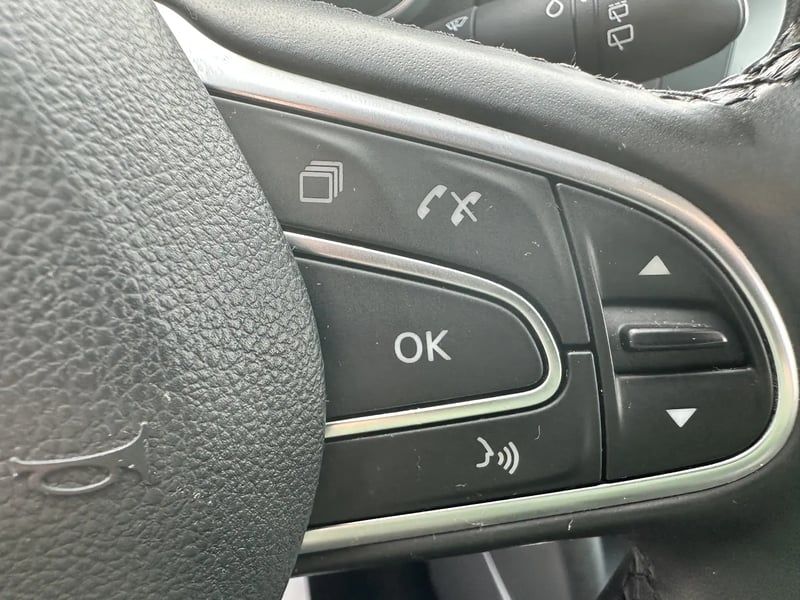 Photo de la voiture RENAULT MEGANE IV BERLINE dCi 165 Energy EDC Intens