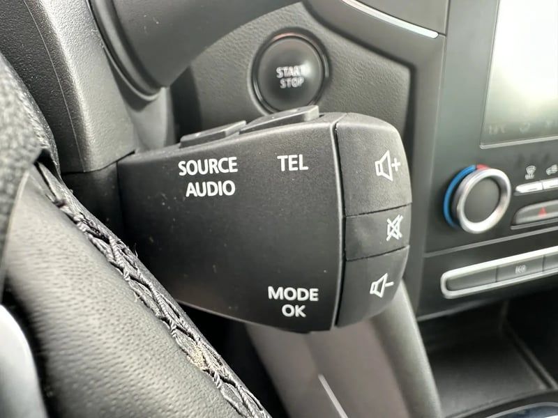 Photo de la voiture RENAULT MEGANE IV BERLINE dCi 165 Energy EDC Intens