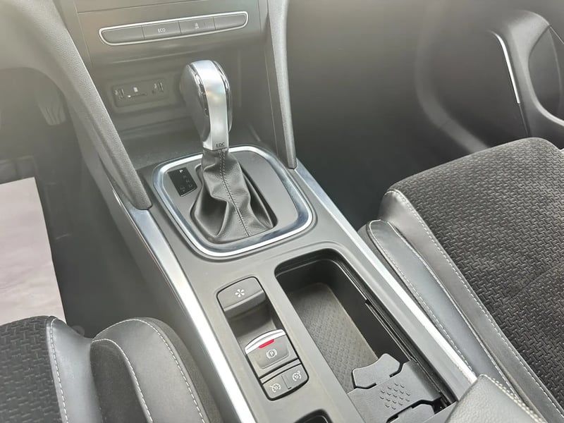 Photo de la voiture RENAULT MEGANE IV BERLINE dCi 165 Energy EDC Intens