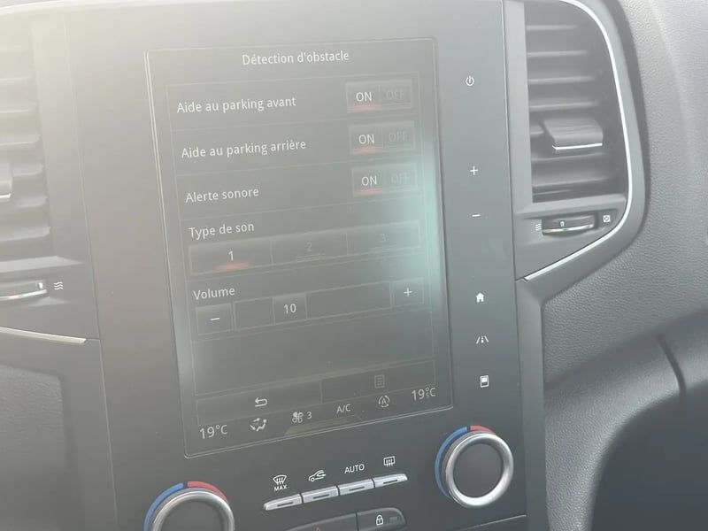 Photo de la voiture RENAULT MEGANE IV BERLINE dCi 165 Energy EDC Intens