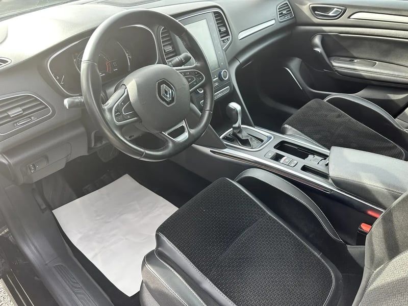 Photo de la voiture RENAULT MEGANE IV BERLINE dCi 165 Energy EDC Intens