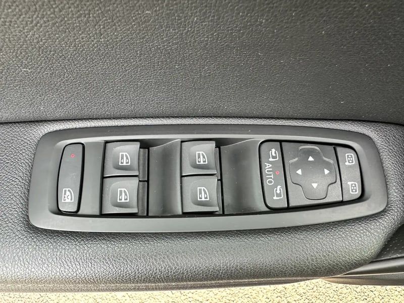 Photo de la voiture RENAULT MEGANE IV BERLINE dCi 165 Energy EDC Intens