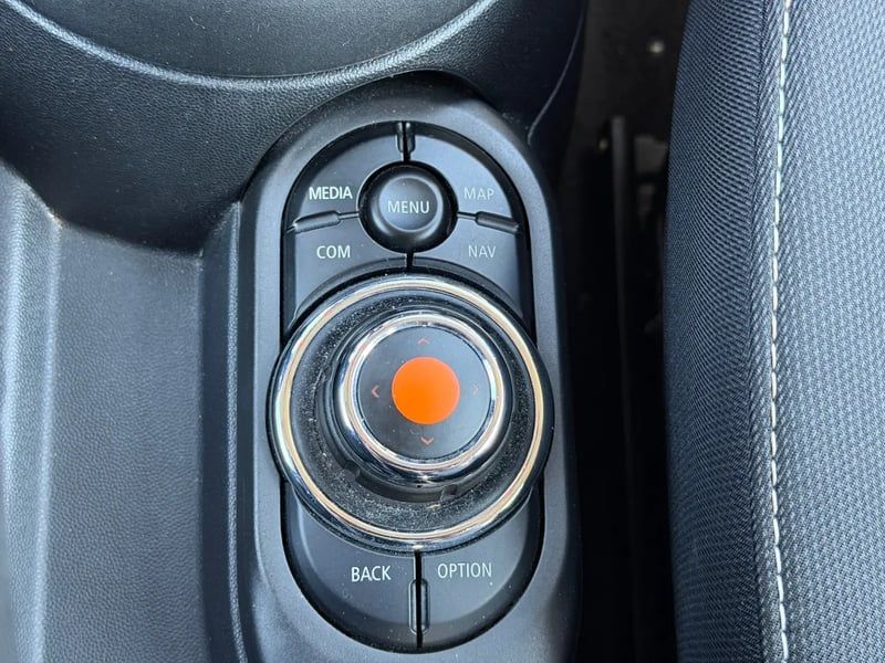 Photo de la voiture MINI HATCH 5 PORTES F55 LCI Cooper 136 ch