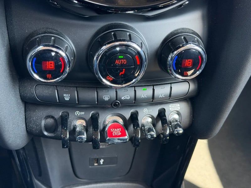 Photo de la voiture MINI HATCH 5 PORTES F55 LCI Cooper 136 ch