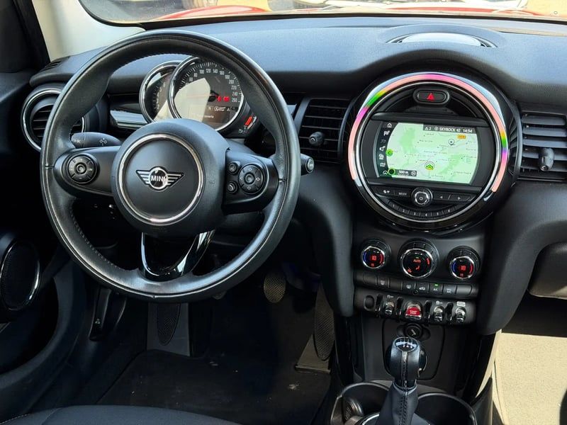 Photo de la voiture MINI HATCH 5 PORTES F55 LCI Cooper 136 ch