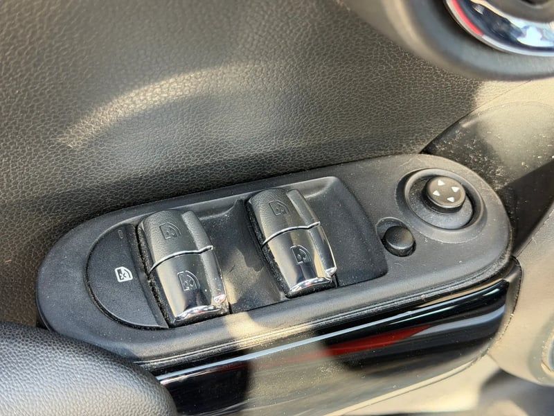 Photo de la voiture MINI HATCH 5 PORTES F55 LCI Cooper 136 ch