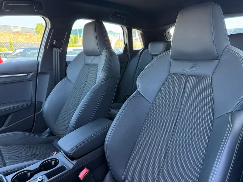 Photo de la voiture AUDI A3 SPORTBACK TFSI e Hybride rechargeable 204 S tronic 6 S line