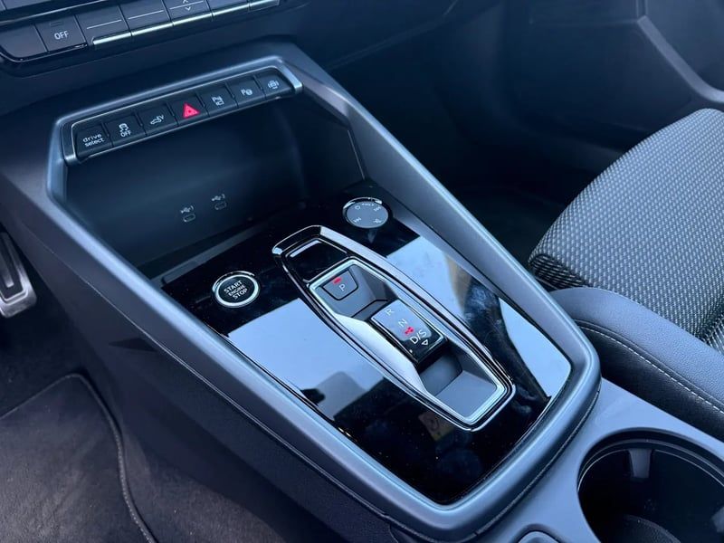 Photo de la voiture AUDI A3 SPORTBACK TFSI e Hybride rechargeable 204 S tronic 6 S line