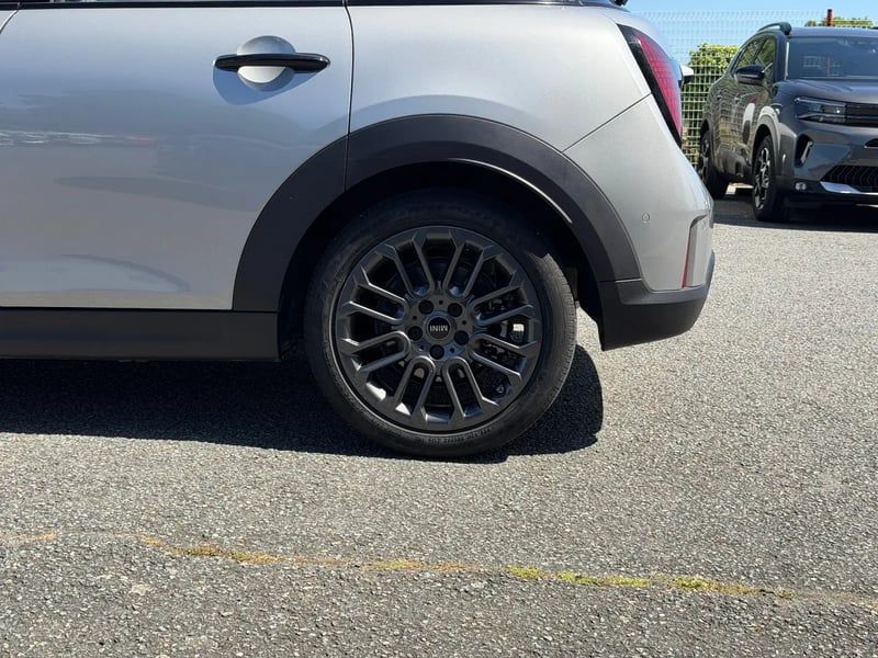 Photo de la voiture MINI COOPER F65 156 ch DKG7 C Classic