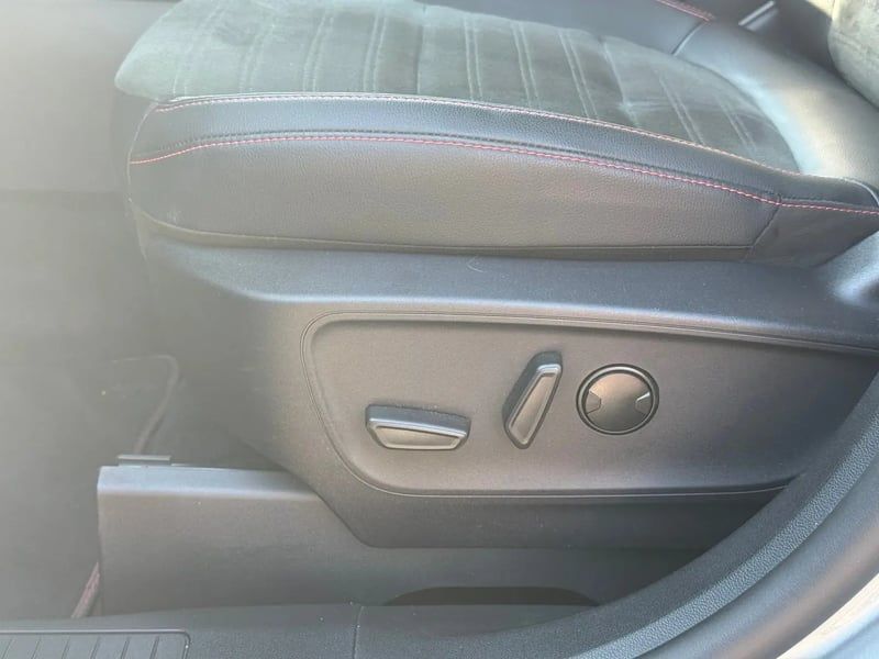 Photo de la voiture FORD KUGA 1.5 TDCi 120 S&S 4x2 Powershift ST-Line