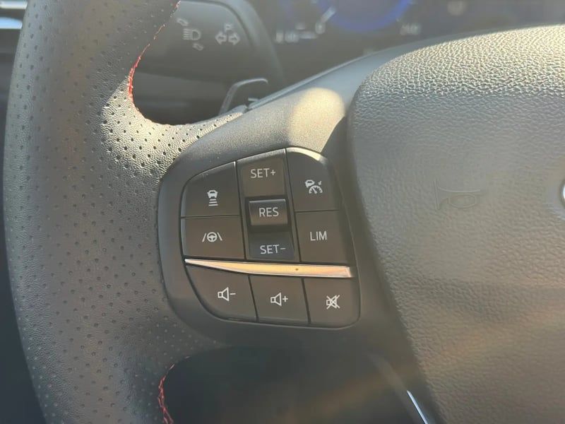 Photo de la voiture FORD KUGA 1.5 TDCi 120 S&S 4x2 Powershift ST-Line