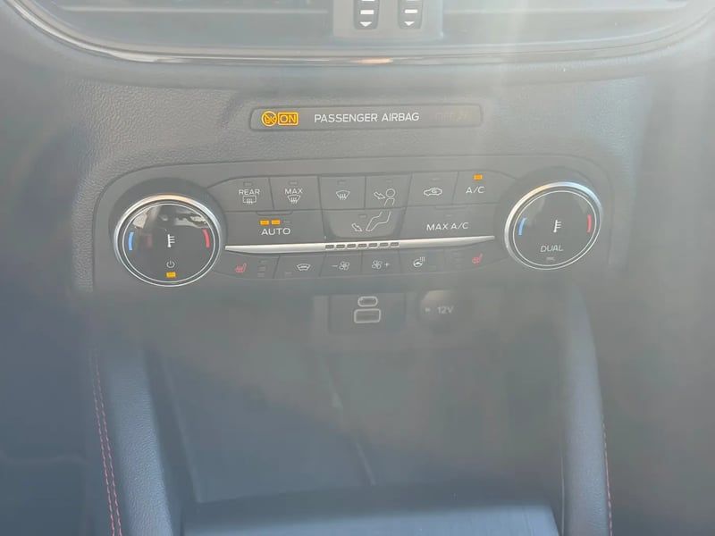 Photo de la voiture FORD KUGA 1.5 TDCi 120 S&S 4x2 Powershift ST-Line