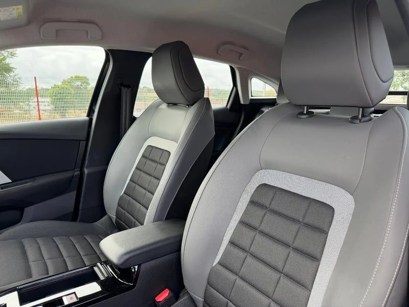 Photo de la voiture CITROEN C4 Hybride 136 e-DCS6 Plus
