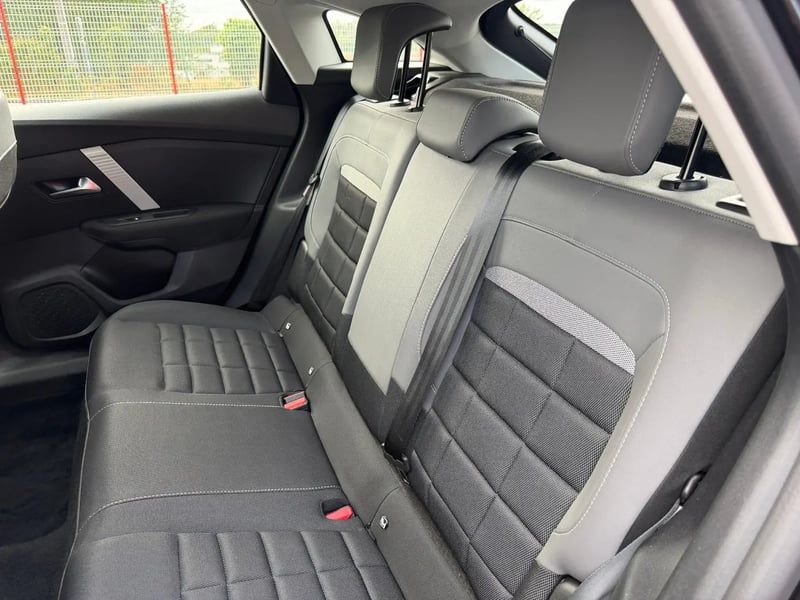 Photo de la voiture CITROEN C4 Hybride 136 e-DCS6 Plus