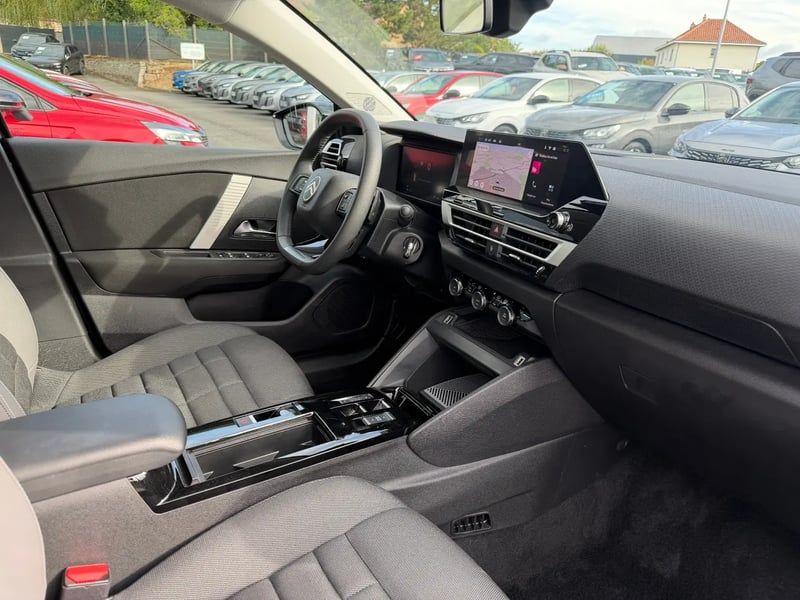Photo de la voiture CITROEN C4 Hybride 136 e-DCS6 Plus