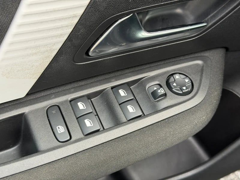 Photo de la voiture CITROEN C4 Hybride 136 e-DCS6 Plus