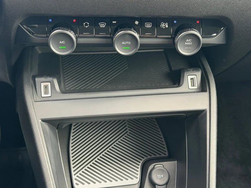 Photo de la voiture CITROEN C4 Hybride 136 e-DCS6 Plus