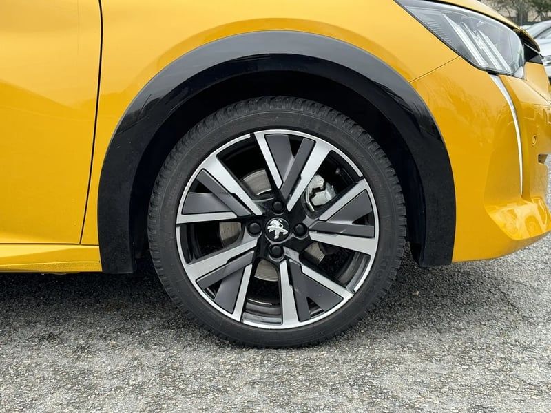 Photo de la voiture PEUGEOT 208 PureTech 130 S&S EAT8 GT Line