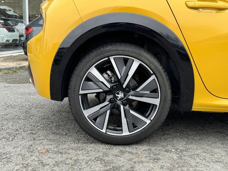 Photo de la voiture PEUGEOT 208 PureTech 130 S&S EAT8 GT Line