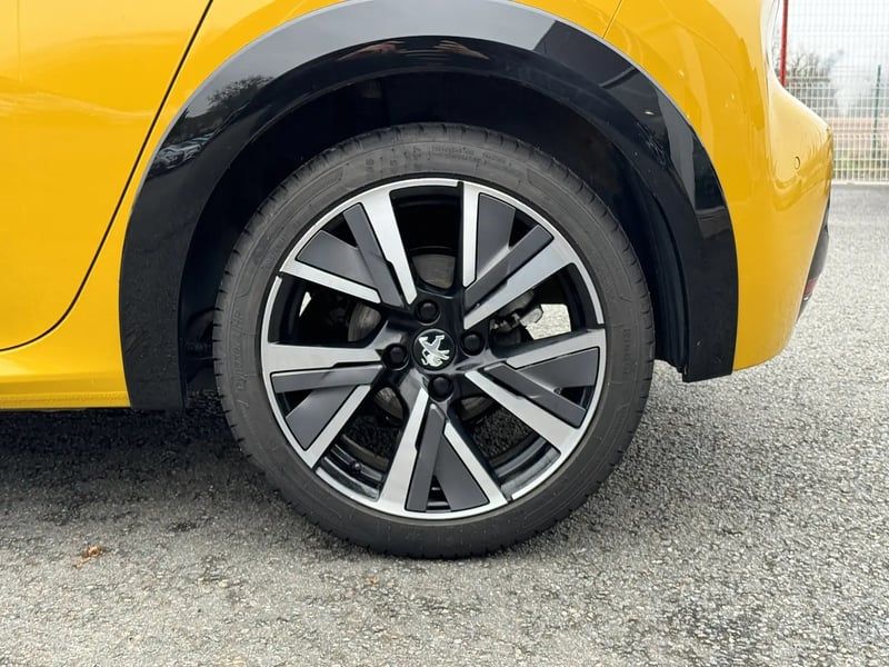 Photo de la voiture PEUGEOT 208 PureTech 130 S&S EAT8 GT Line