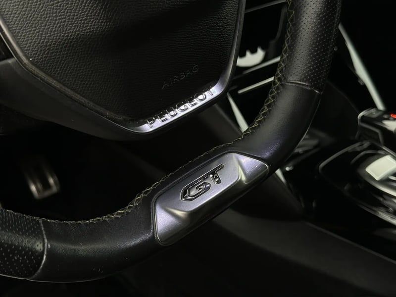 Photo de la voiture PEUGEOT 208 PureTech 130 S&S EAT8 GT Line