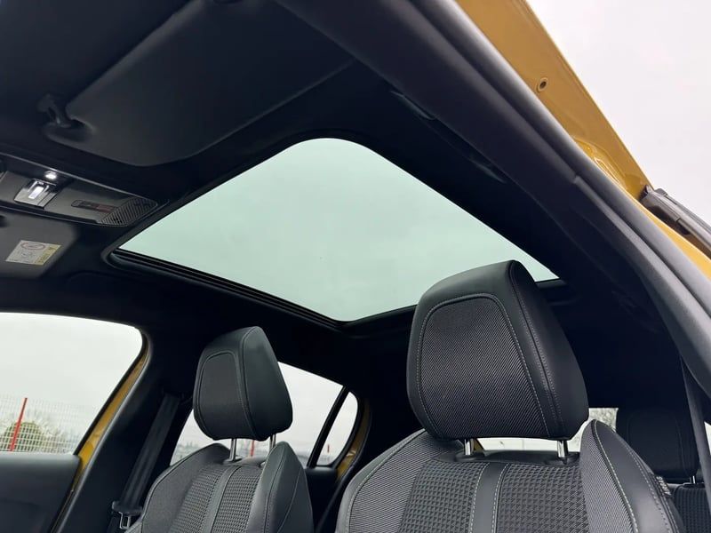 Photo de la voiture PEUGEOT 208 PureTech 130 S&S EAT8 GT Line