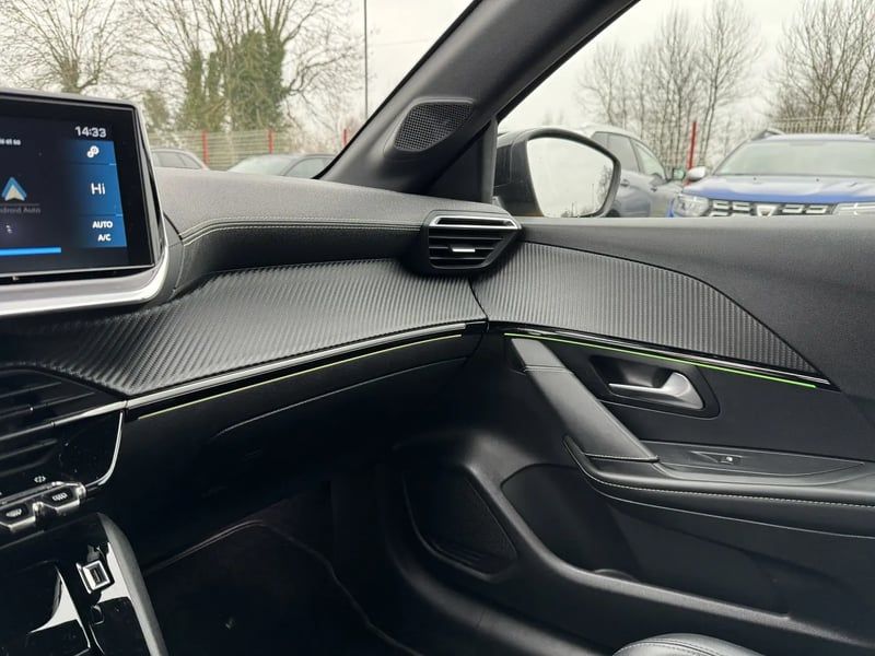 Photo de la voiture PEUGEOT 208 PureTech 130 S&S EAT8 GT Line