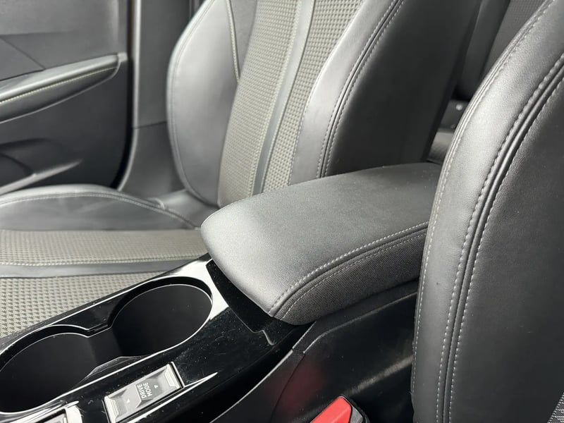 Photo de la voiture PEUGEOT 208 PureTech 130 S&S EAT8 GT Line