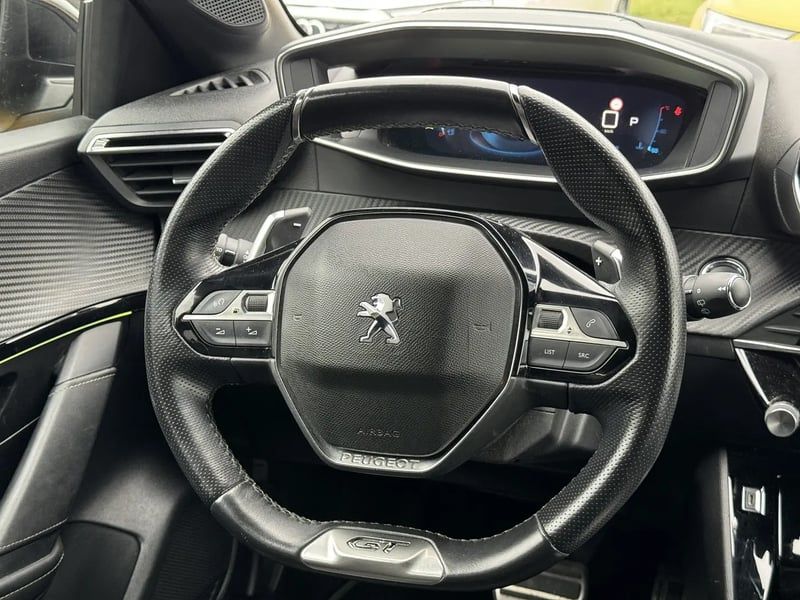 Photo de la voiture PEUGEOT 208 PureTech 130 S&S EAT8 GT Line