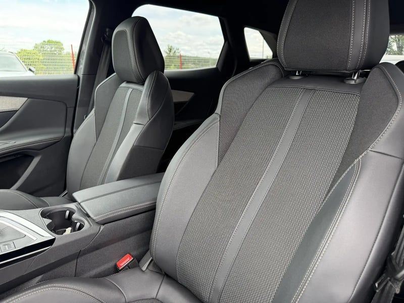Photo de la voiture PEUGEOT 3008 PureTech 130ch S&S BVM6 GT