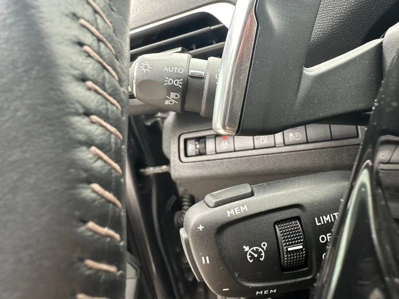 Photo de la voiture PEUGEOT 3008 Hybrid 180 e-EAT8 Allure Pack