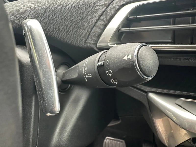 Photo de la voiture PEUGEOT 3008 Hybrid 180 e-EAT8 Allure Pack