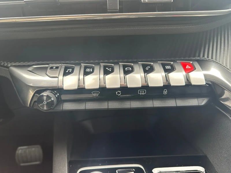 Photo de la voiture PEUGEOT 3008 Hybrid 180 e-EAT8 Allure Pack
