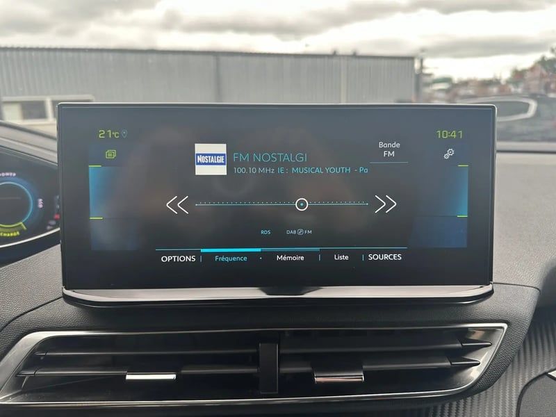 Photo de la voiture PEUGEOT 3008 Hybrid 180 e-EAT8 Allure Pack