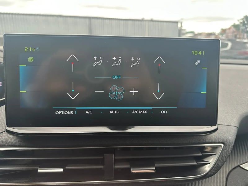 Photo de la voiture PEUGEOT 3008 Hybrid 180 e-EAT8 Allure Pack