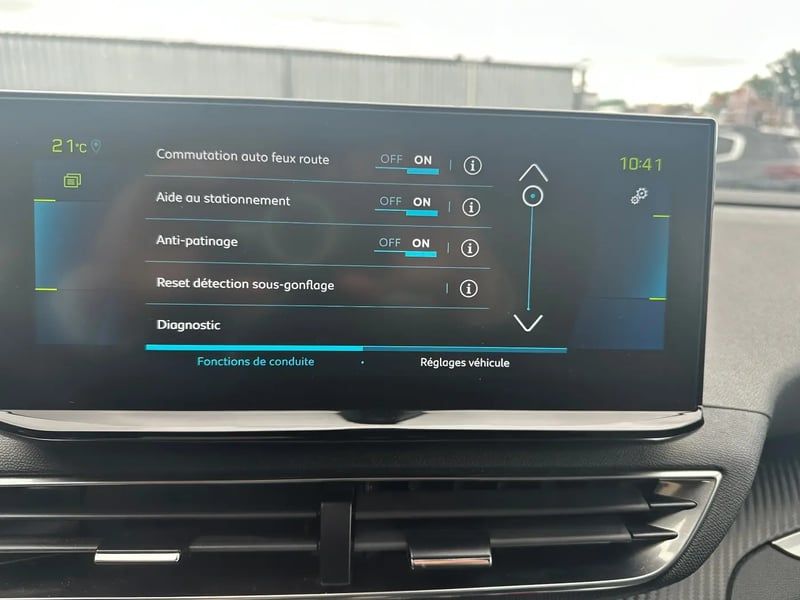 Photo de la voiture PEUGEOT 3008 Hybrid 180 e-EAT8 Allure Pack