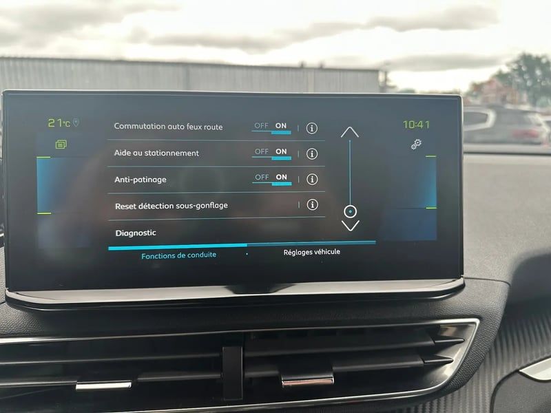 Photo de la voiture PEUGEOT 3008 Hybrid 180 e-EAT8 Allure Pack