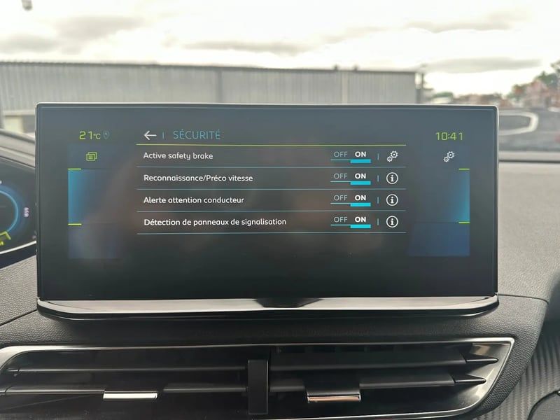 Photo de la voiture PEUGEOT 3008 Hybrid 180 e-EAT8 Allure Pack