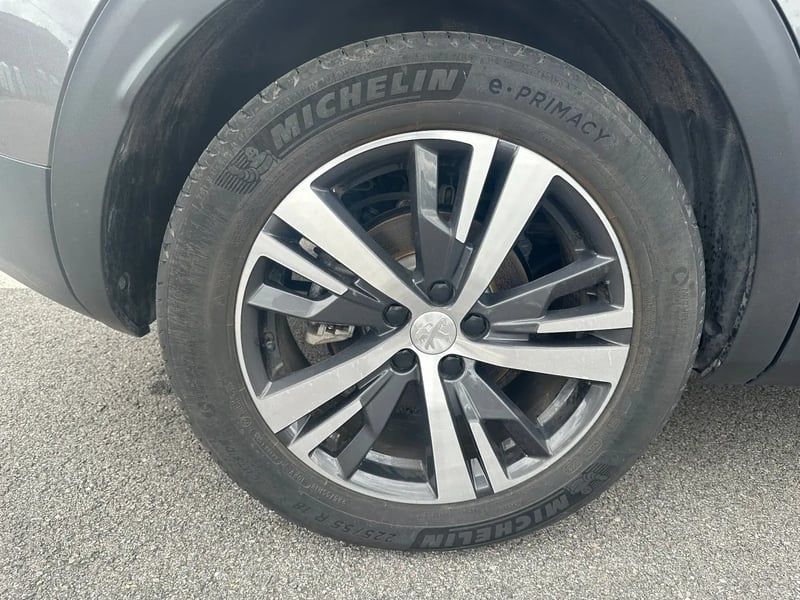 Photo de la voiture PEUGEOT 3008 Hybrid 180 e-EAT8 Allure Pack