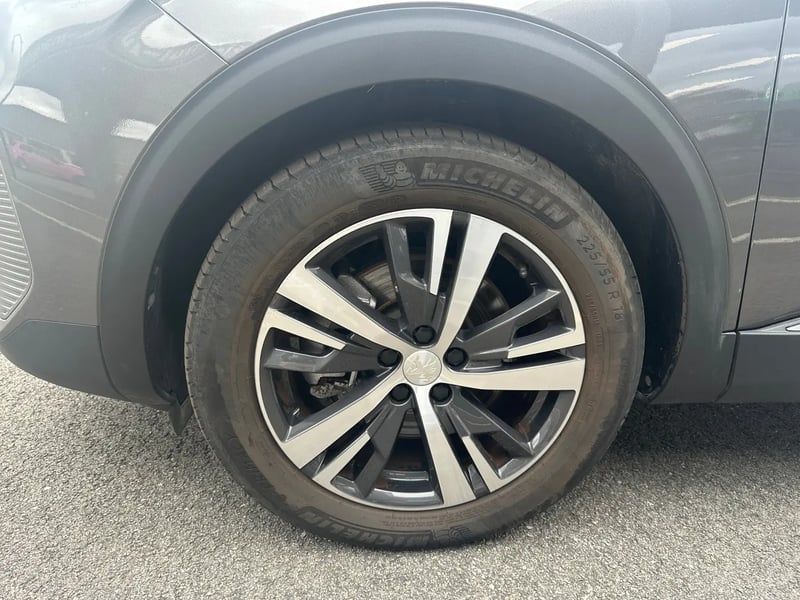 Photo de la voiture PEUGEOT 3008 Hybrid 180 e-EAT8 Allure Pack