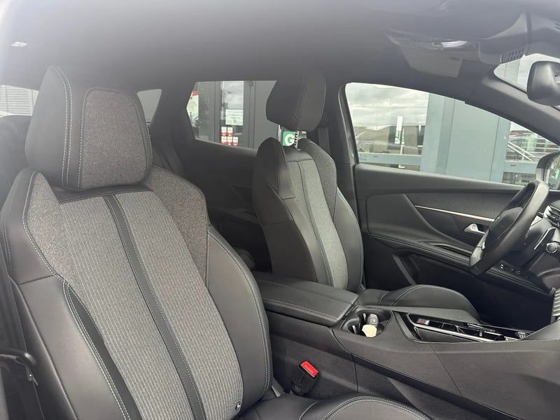 Photo de la voiture PEUGEOT 3008 Hybrid 180 e-EAT8 Allure Pack