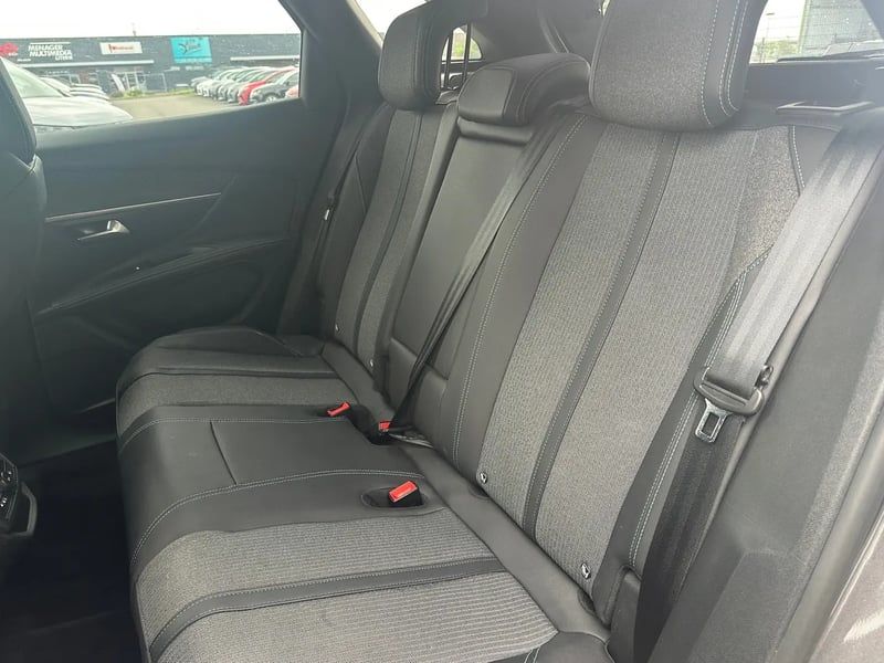 Photo de la voiture PEUGEOT 3008 Hybrid 180 e-EAT8 Allure Pack