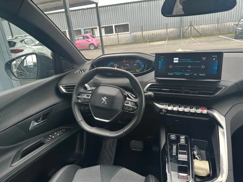 Photo de la voiture PEUGEOT 3008 Hybrid 180 e-EAT8 Allure Pack