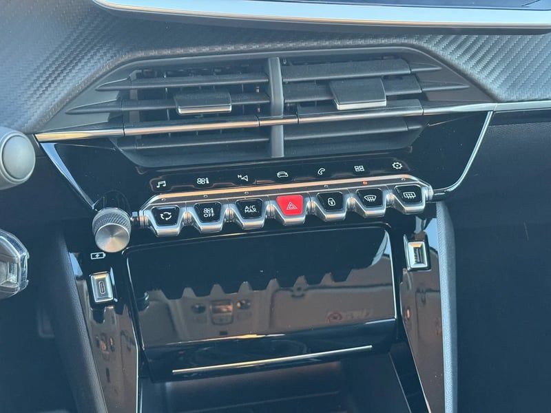 Photo de la voiture PEUGEOT 208 PureTech 100 S&S BVM6 Allure Pack