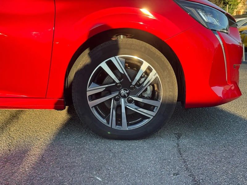 Photo de la voiture PEUGEOT 208 PureTech 100 S&S BVM6 Allure Pack