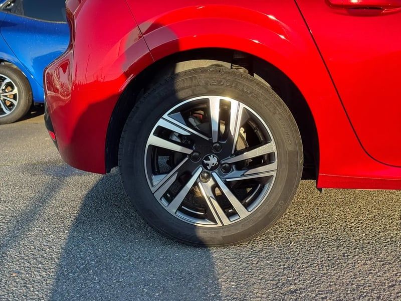 Photo de la voiture PEUGEOT 208 PureTech 100 S&S BVM6 Allure Pack