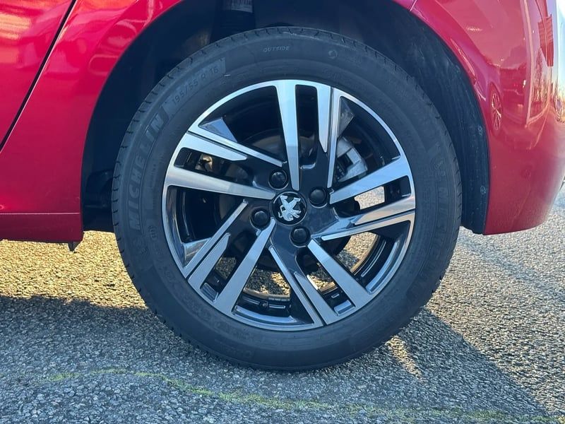 Photo de la voiture PEUGEOT 208 PureTech 100 S&S BVM6 Allure Pack