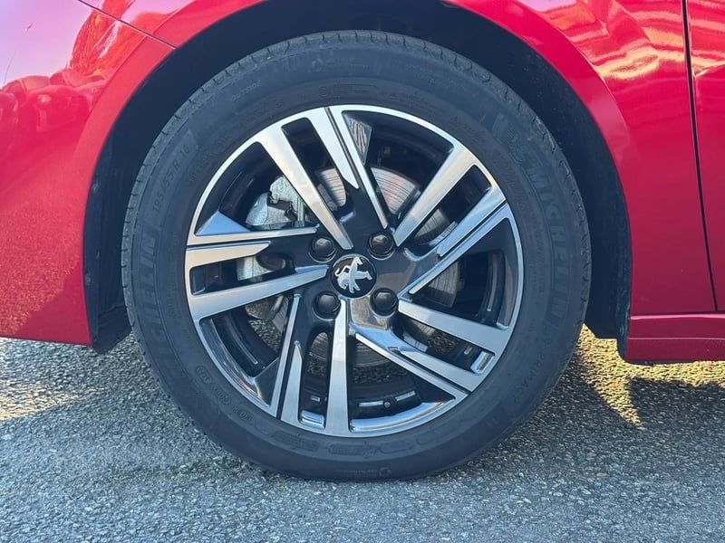 Photo de la voiture PEUGEOT 208 PureTech 100 S&S BVM6 Allure Pack