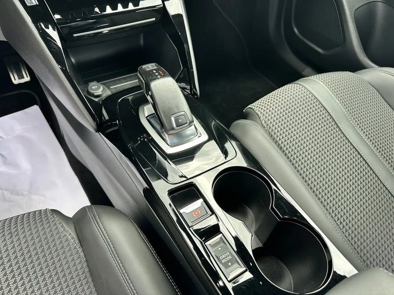 Photo de la voiture PEUGEOT 2008 PureTech 130 S&S EAT8 GT Line