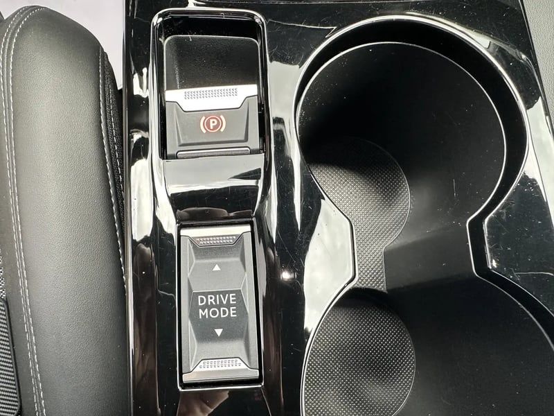 Photo de la voiture PEUGEOT 2008 PureTech 130 S&S EAT8 GT Line